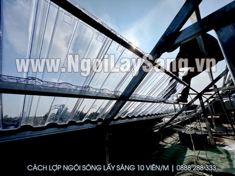 Hướng dẫn thi công ngói sóng lấy sáng 10 viên/m
