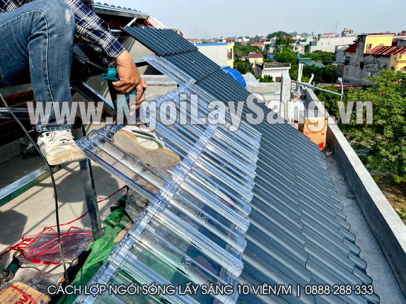 Hướng dẫn thi công ngói sóng lấy sáng 10 viên/m